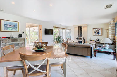 Villa - 221 m² - 9 pièces