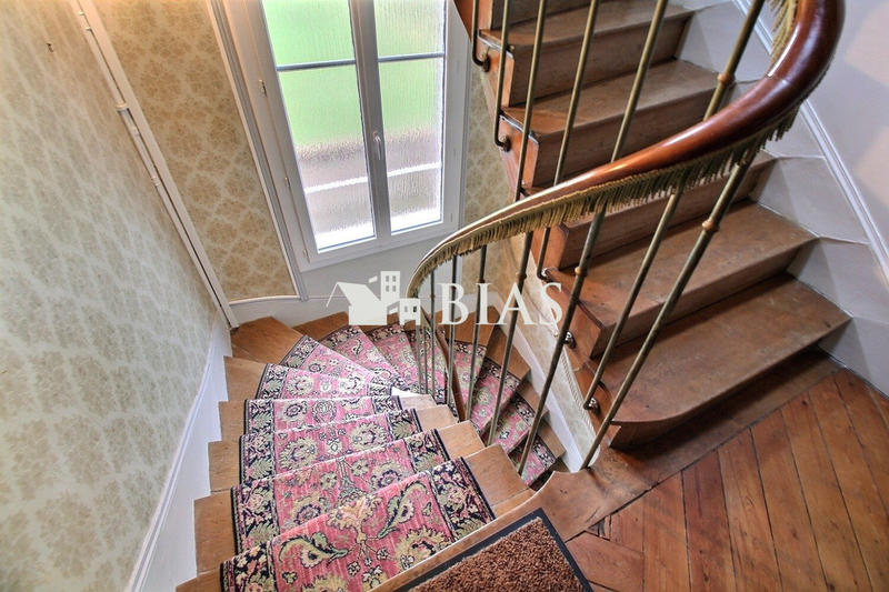 Maison - 300 m² - 12 pièces