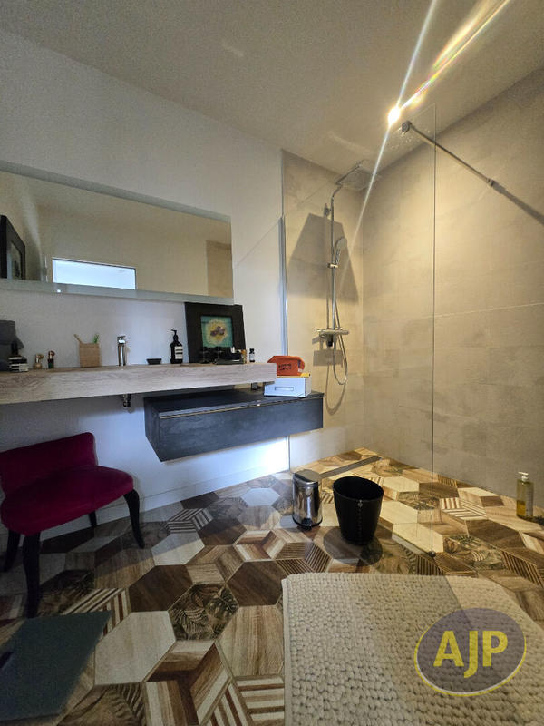 Villa - 180 m² - 8 pièces