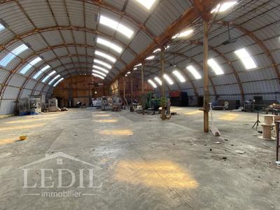 Local commercial - 1 750 m² - 3 pièces