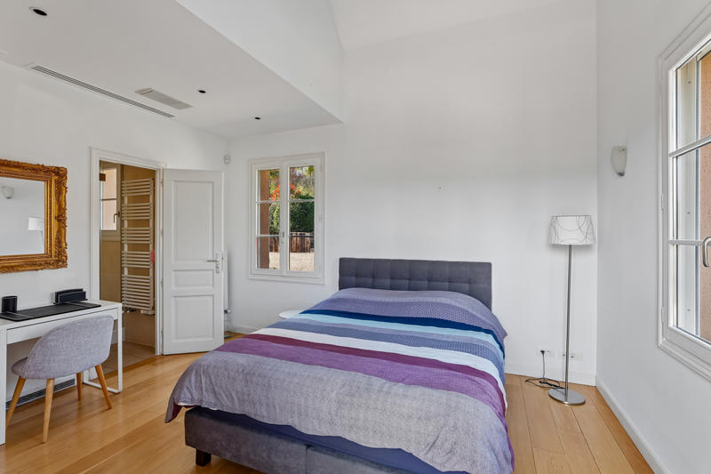 Maison - 438 m² - 12 pièces