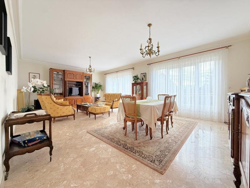 Maison traditionnelle - 282 m² - 8 pièces