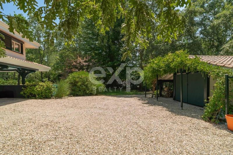 Propriété - 220 m² - 8 pièces