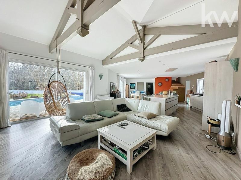 Maison - 220 m² - 6 pièces