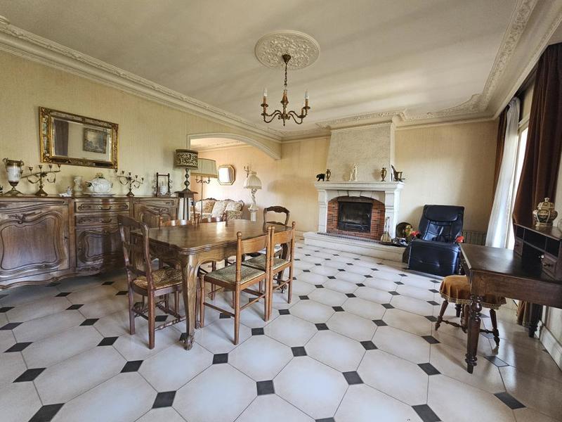 Maison - 238 m² - 9 pièces