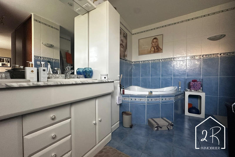 Villa - 253 m² - 10 pièces