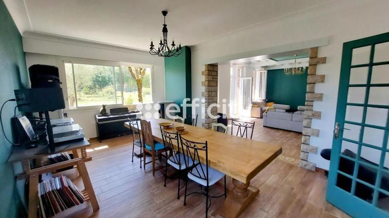 Demeure - 256 m² - 9 pièces