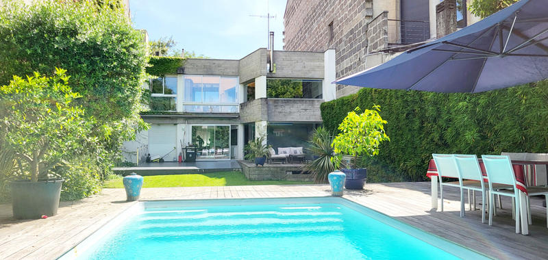 Maison - 245 m² - 10 pièces