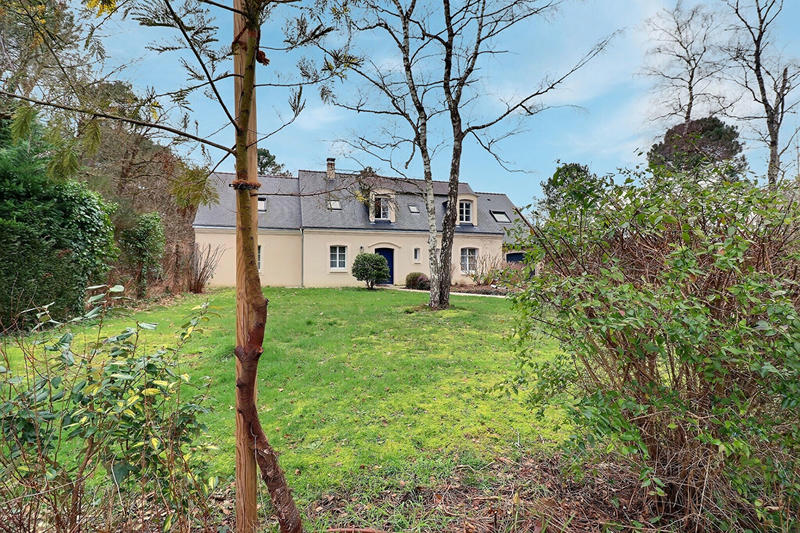 Maison - 239 m² - 8 pièces