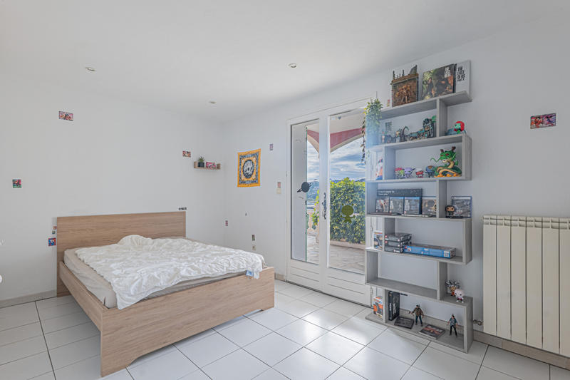 Maison - 205 m² - 9 pièces