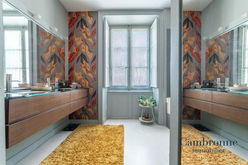 Appartement - 249 m² - 8 pièces