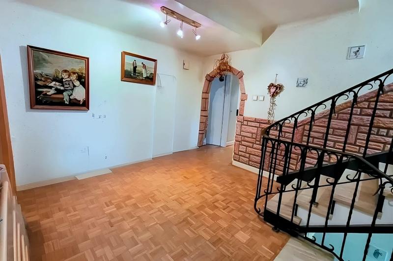 Maison - 275 m² - 11 pièces