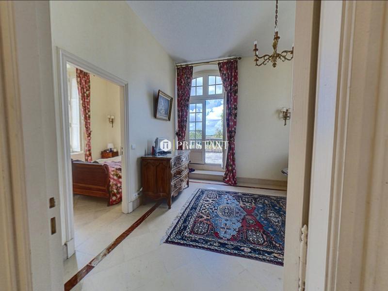 Maison - 675 m² - 11 pièces