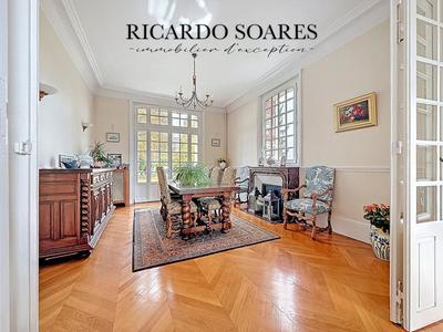 Demeure - 219 m² - 10 pièces