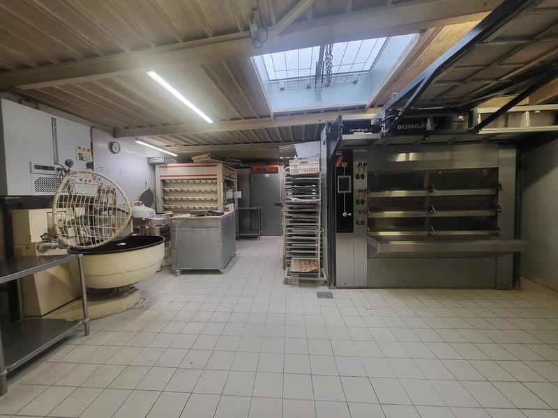 Local commercial - 300 m² - 5 pièces