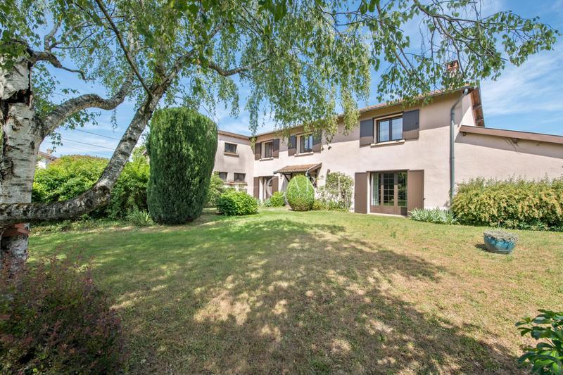 Maison - 238 m² - 8 pièces