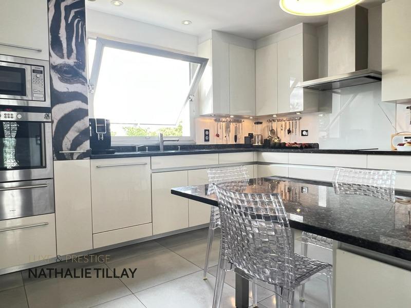 Maison - 284 m² - 9 pièces