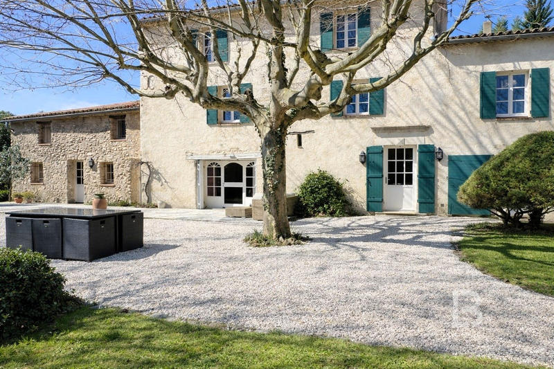 Mas - 325 m² - 10 pièces