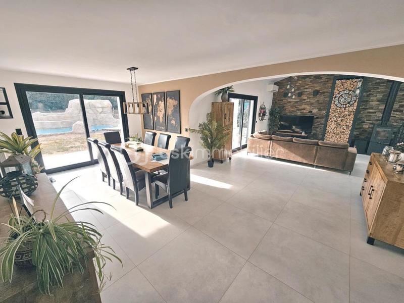 Propriété - 208 m² - 6 pièces