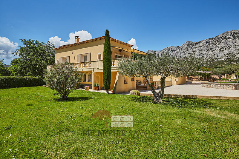 Maison - 220 m² - 7 pièces