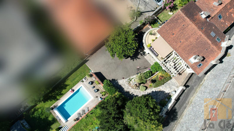 Maison - 300 m² - 11 pièces