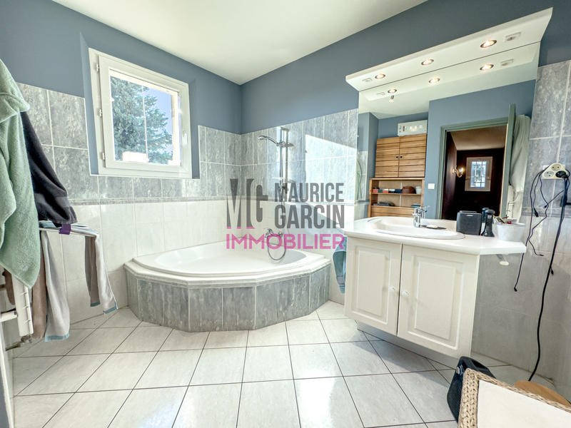 Maison traditionnelle - 180 m² - 8 pièces