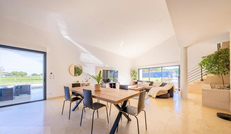 Maison - 260 m² - 6 pièces