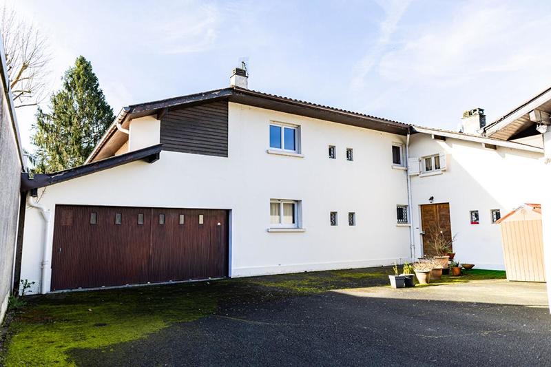 Maison - 341 m² - 12 pièces