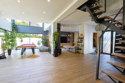 Maison - 240 m² - 7 pièces