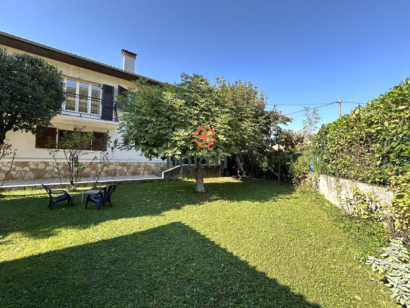 Maison - 263 m² - 15 pièces