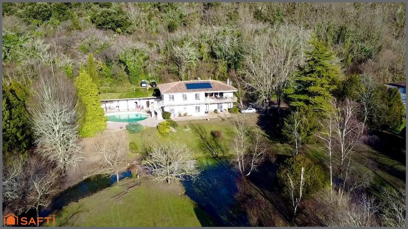 Maison - 230 m² - 8 pièces