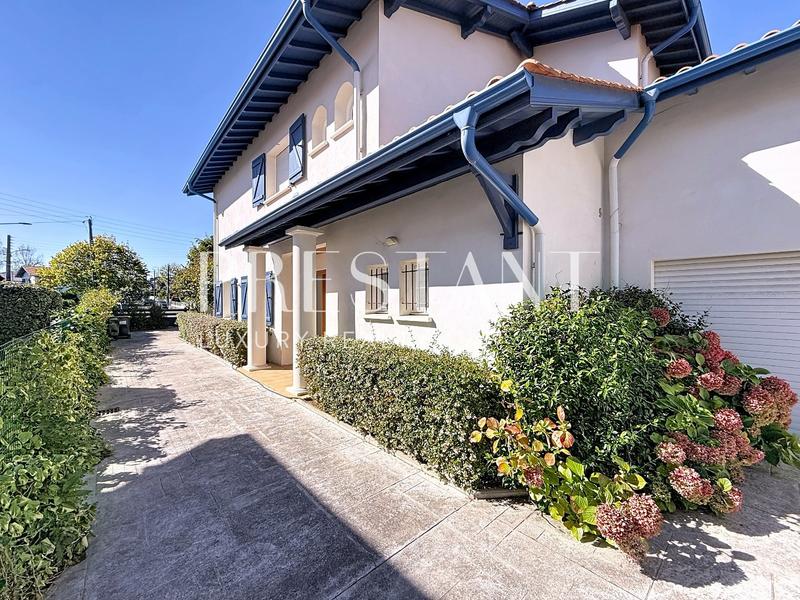 Maison - 230 m² - 6 pièces