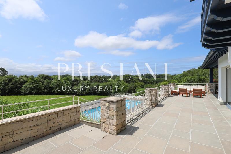 Maison - 482 m² - 12 pièces