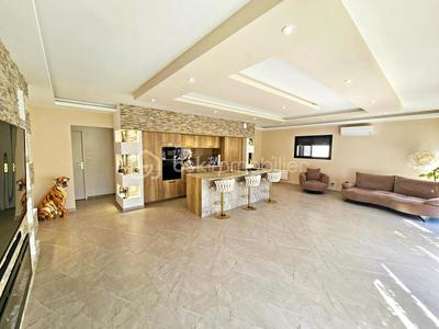 Maison - 255 m² - 6 pièces