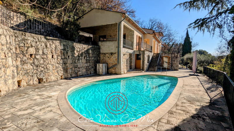 Maison - 257 m² - 9 pièces