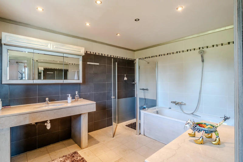 Maison - 300 m² - 8 pièces