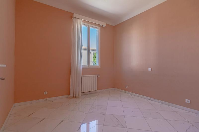 Maison - 215 m² - 9 pièces