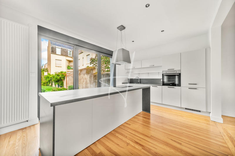 Maison - 220 m² - 9 pièces