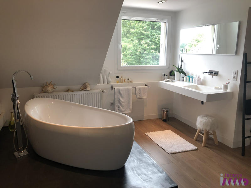 Maison - 240 m² - 9 pièces