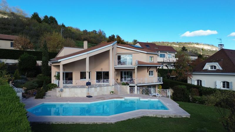 Villa - 262 m² - 9 pièces