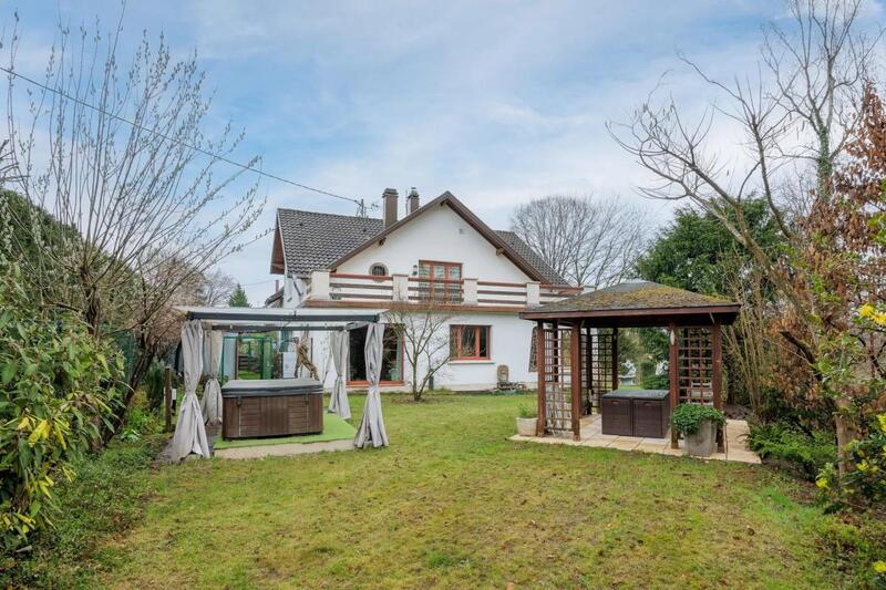 Maison - 215 m² - 8 pièces