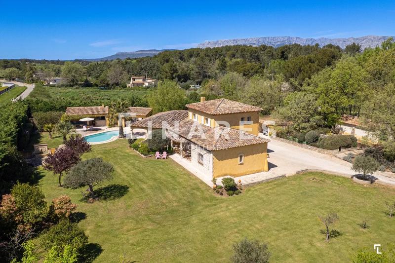 Propriété - 230 m² - 9 pièces