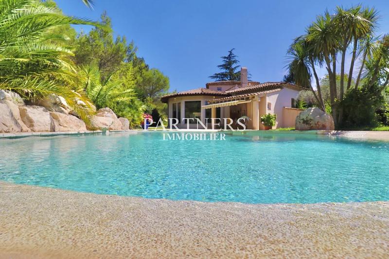 Maison - 240 m² - 9 pièces