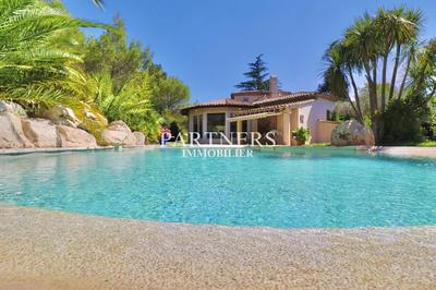 Maison - 240 m² - 9 pièces