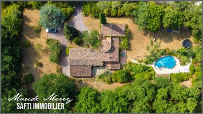 Maison - 212 m² - 7 pièces