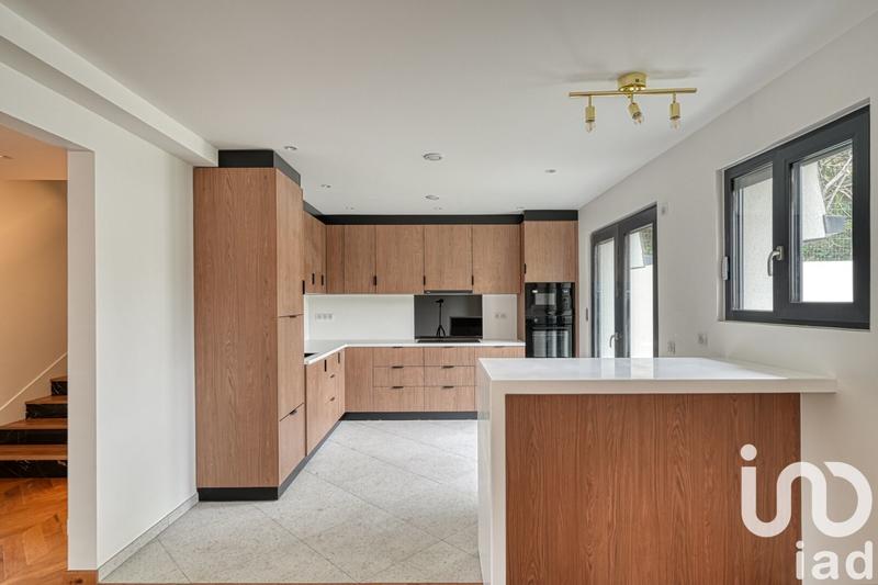 Maison - 245 m² - 12 pièces