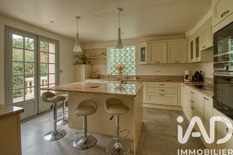 Maison - 235 m² - 10 pièces