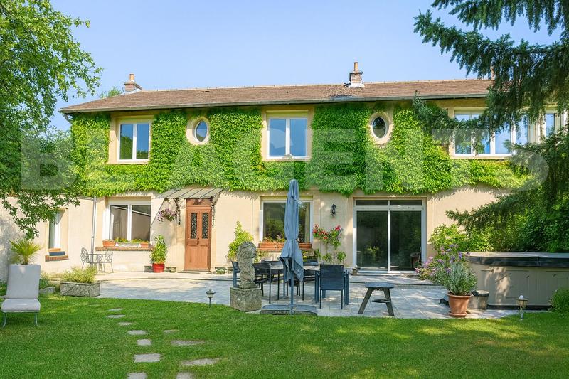 Maison - 240 m² - 8 pièces