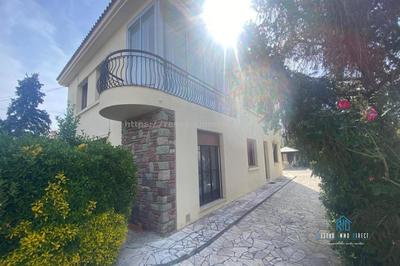 Maison traditionnelle - 254 m² - 11 pièces