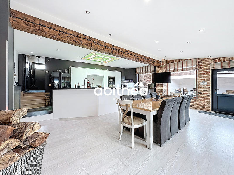 Maison - 305 m² - 9 pièces